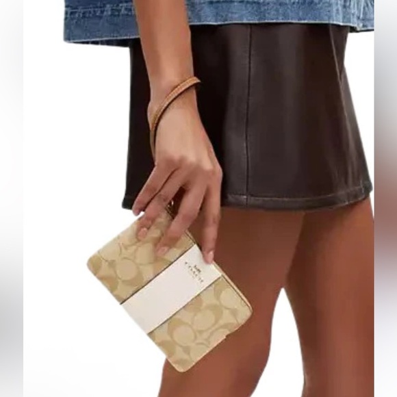Coach signature. Beige and  white leather zip round wristlet - Picture 2 of 11